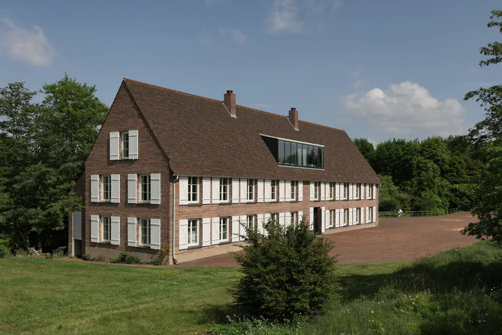 Saksische woonboerderij in Twente met een tuinlaan en een dakkapel in het pannendak