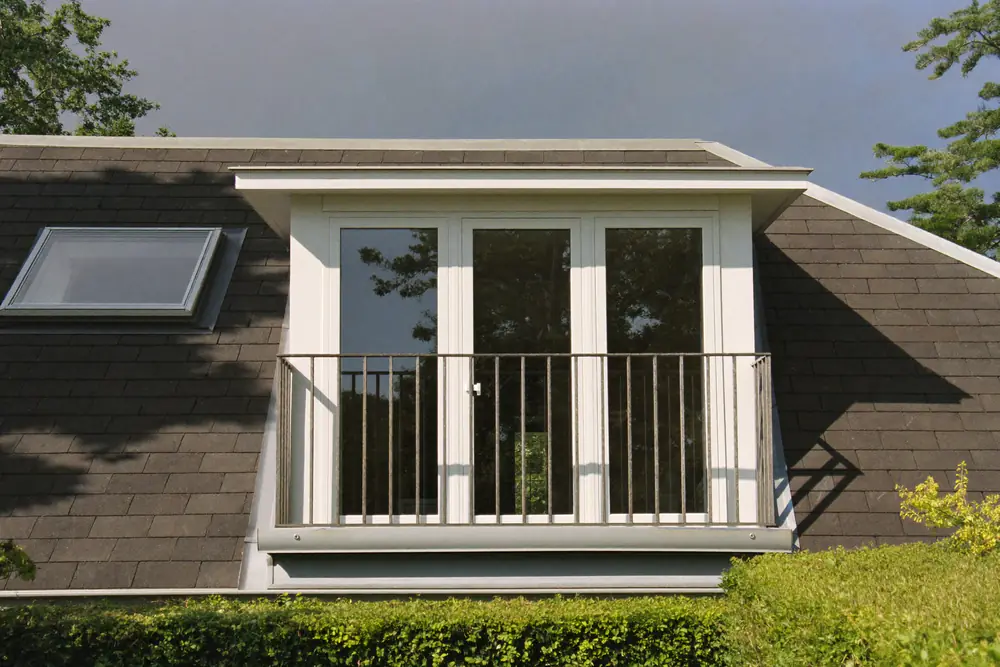 Dakkapel met openslaande glazen deuren en een Frans balkon aan de tuinzijde